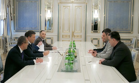 Yanukoviç müxalifət liderləri ilə görüşür